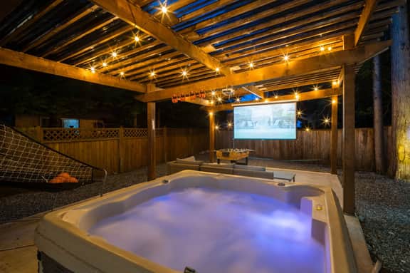 Bunny Bliss - Lower Level, HotTub, FirePit,Theatre
